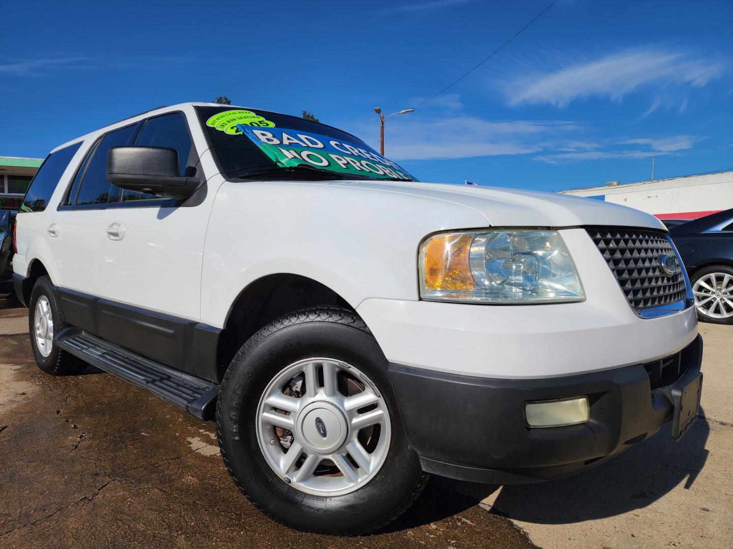 2005 WHITE Ford Expedition XLT (1FMPU15555L) with an V8 engine, AUTO transmission, located at 2660 S.Garland Avenue, Garland, TX, 75041, (469) 298-3118, 32.885551, -96.655602 - Welcome to DallasAutos4Less, one of the Premier BUY HERE PAY HERE Dealers in the North Dallas Area. We specialize in financing to people with NO CREDIT or BAD CREDIT. We need proof of income, proof of residence, and a ID. Come buy your new car from us today!! This is a Super Clean 2005 FORD EXPED - Photo#0